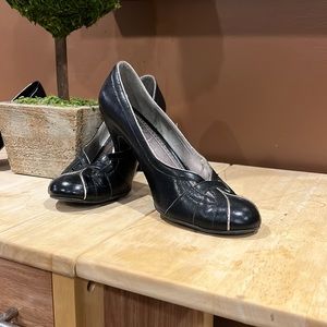 Black Apt 9 women’s dress shoe